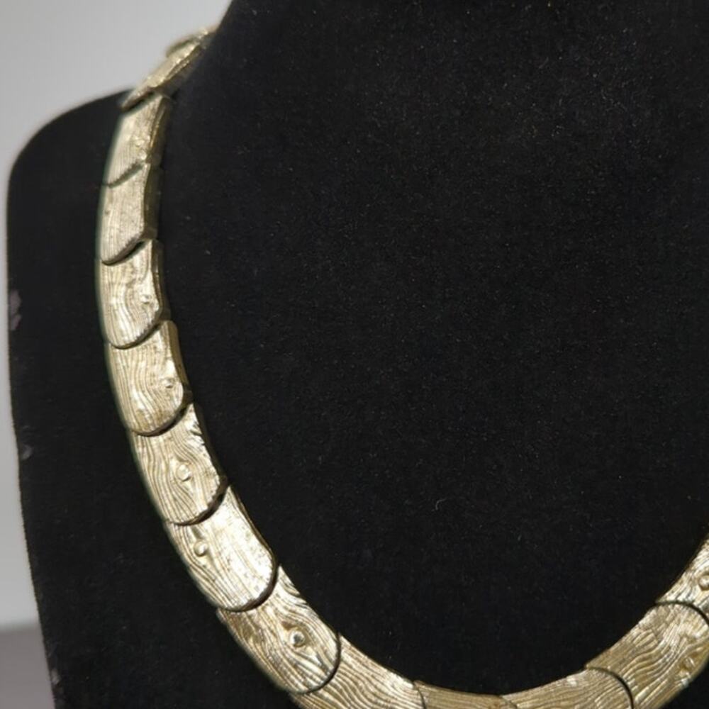 Vintage Fashion Necklace Lisner Brushed Gold-Tone Scalloped Link Collar